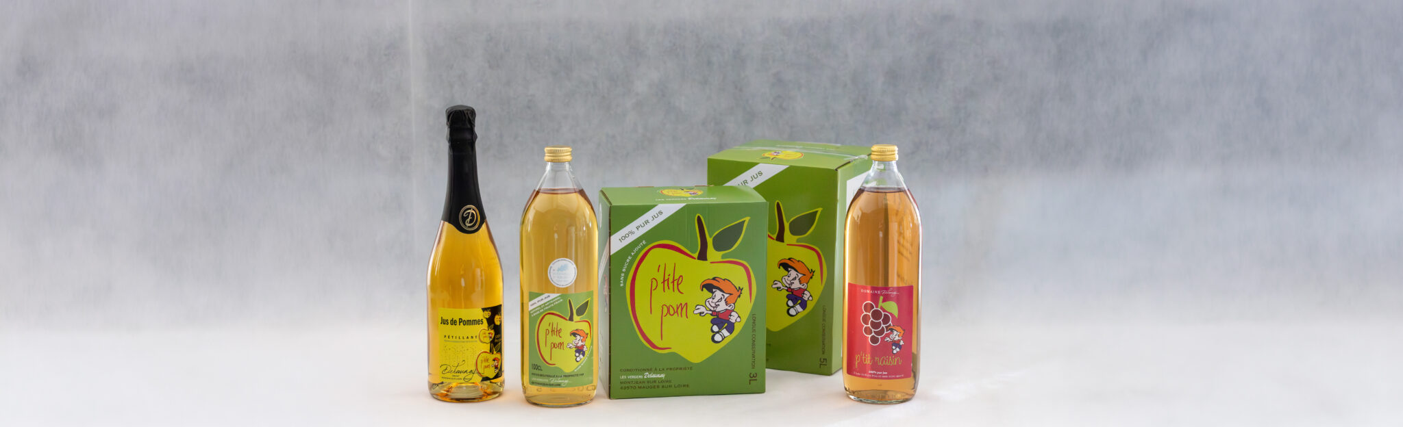 Boissons fruitées en bouteilles et cartons colorés.